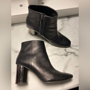 Leather boot with heal design
